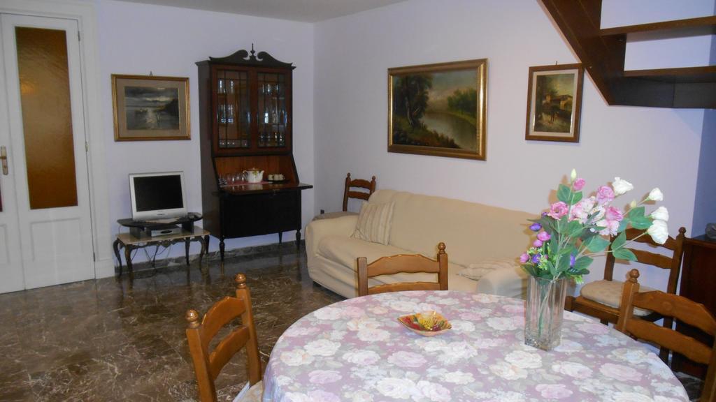 Casa Sannazzaro Apartment Наполи Стая снимка
